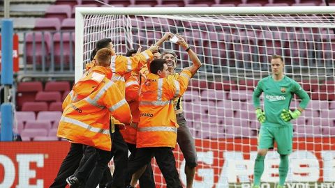 Un espontáneo fue retirado del campo en un partido sin público del Barcelona. EFE