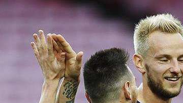 El delantero argentino del Barcelona Lionel Messi celebra junto a sus compañeros Ivan Rakitic y Andrés Iniesta uno de sus goles marcados ante Las Palmas. EFE