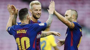 El delantero argentino del Barcelona Lionel Messi celebra junto a sus compañeros Ivan Rakitic y Andrés Iniesta uno de sus goles marcados ante Las Palmas. EFE