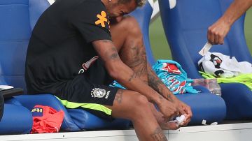 Neymar después del golpe de Paulinho. EFE/ MARCELO SAYAO