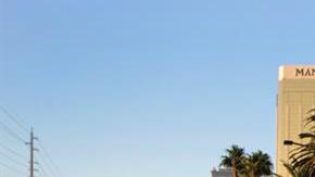 Oficiales bloquean Las Vegas Boulevard frente al hotel Mandalay Bay.