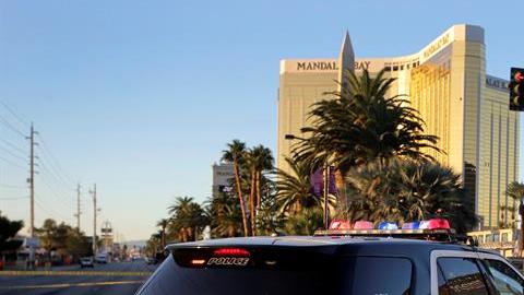 Oficiales bloquean Las Vegas Boulevard frente al hotel Mandalay Bay.
