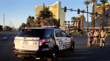 Oficiales bloquean Las Vegas Boulevard frente al hotel Mandalay Bay.