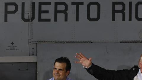 El presidente de los Estados Unidos, Donald Trump habla junto al gobernador de Puerto Rico, Ricardo Rosselló y la primera dama, Melania Trump en la base aérea Luis Muñiz, de la Guardia Nacional, en San Juan, Puerto Rico.