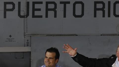 El presidente de los Estados Unidos, Donald Trump habla junto al gobernador de Puerto Rico, Ricardo Rosselló y la primera dama, Melania Trump en la base aérea Luis Muñiz, de la Guardia Nacional, en San Juan, Puerto Rico.