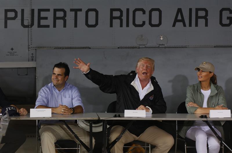 El presidente de los Estados Unidos, Donald Trump habla junto al gobernador de Puerto Rico, Ricardo Rosselló  y la primera dama, Melania Trump en la base aérea Luis Muñiz, de la Guardia Nacional, en San Juan, Puerto Rico.