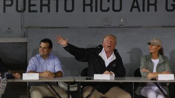 El presidente de los Estados Unidos, Donald Trump habla junto al gobernador de Puerto Rico, Ricardo Rosselló y la primera dama, Melania Trump en la base aérea Luis Muñiz, de la Guardia Nacional, en San Juan, Puerto Rico.