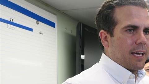 El gobernador de Puerto Rico, Ricardo Roselló, ofrece declaraciones al interior del barco hospital de la marina estadounidense USNS Comfort en el puerto de San Juan.
