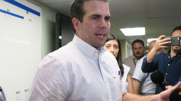 El gobernador de Puerto Rico, Ricardo Roselló, ofrece declaraciones al interior del barco hospital de la marina estadounidense USNS Comfort en el puerto de San Juan.