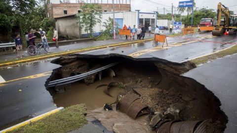 ista de un hoyo hoy, viernes 06 de octubre de 2017, que se formó en una calle debido las fuertes lluvias durante el paso de la tormenta Nate, en la ciudad de Rivas, a unos 140 kilómetros al oeste de Managua (Nicaragua).