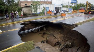 ista de un hoyo hoy, viernes 06 de octubre de 2017, que se formó en una calle debido las fuertes lluvias durante el paso de la tormenta Nate, en la ciudad de Rivas, a unos 140 kilómetros al oeste de Managua (Nicaragua).