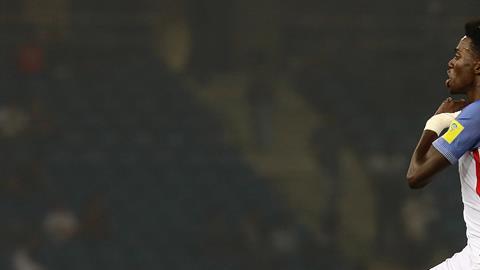 Tim Weah celebra uno de sus goles contra Paraguay. EFE