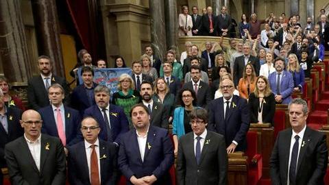 El pleno del Parlament, sin los grupos del PPC, PSC y C's, entonan el himno catalán tras aprobar la declaración de independencia,