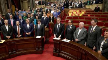 El pleno del Parlament, sin los grupos del PPC, PSC y C's, entonan el himno catalán tras aprobar la declaración de independencia,