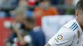 El delantero del Girona 'Portu'  disputa un balón con el centrocampista alemán del Real Madrid Toni Kroos en el estadio de Montilivi. (Foto: EFE/Andreu Dalmau)