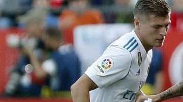 El delantero del Girona 'Portu'  disputa un balón con el centrocampista alemán del Real Madrid Toni Kroos en el estadio de Montilivi. (Foto: EFE/Andreu Dalmau)