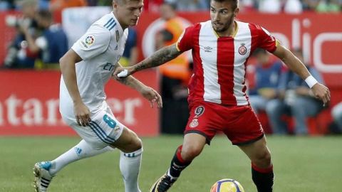 El delantero del Girona 'Portu' disputa un balón con el centrocampista alemán del Real Madrid Toni Kroos en el estadio de Montilivi. (Foto: EFE/Andreu Dalmau)