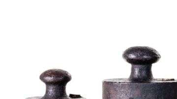 Los prototipos para medir el peso pueden ganar o perder peso porque, con el tiempo, pueden llegar a perder átomos o pueden también absorber moléculas de aire.