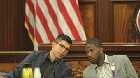 Audiencia presidida por el concejal Carlos Menchaca para evitar el acoso contra inquilinos.