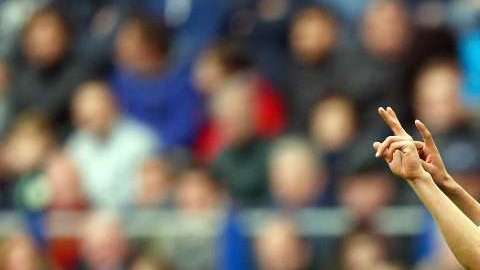 Con dos tantos de Hirving Lozano, el PSV derrotó de visita 4-2 al Vitesse y confirmó su liderato en la Eredivisie.