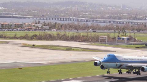 Avión presidencial (Air Force One) a su llegada a la isla.
