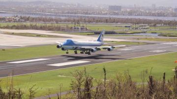 Avión presidencial (Air Force One) a su llegada a la isla.
