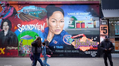 Homenaje a la paramédico Yadira Arroyo en la esquina de las avenidas Soundview y Morrison en El Bronx.