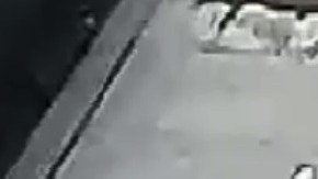 El principal sospechoso fue descrito como un joven de unos 20 años, de unos  pies 11 pulgadas de ante y de unas 145 libras de peso.