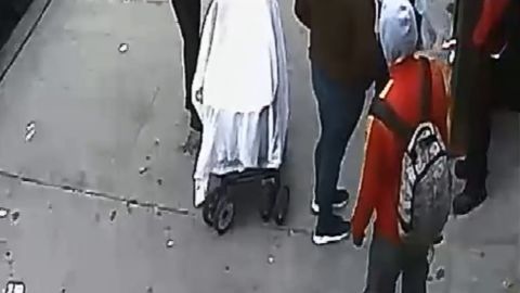 El principal sospechoso fue descrito como un joven de unos 20 años, de unos pies 11 pulgadas de ante y de unas 145 libras de peso.