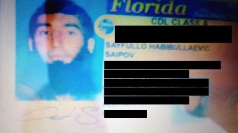 Imagen de la licencia de conducción que portaba el atacante en el mometo de su arresto. (NYPD)