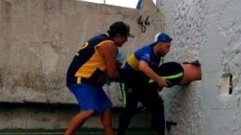 Un par de aficionados auxiliaron al individuo para desatorarlo luego de que se atorara dentro del estadio de Boca Juniors.