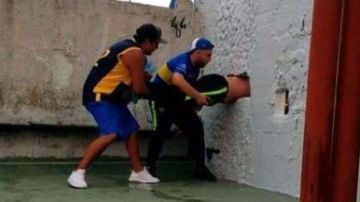 Un par de aficionados auxiliaron al individuo para desatorarlo luego de que se atorara dentro del estadio de Boca Juniors.