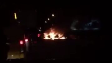 Otro automovilista compartió en las redes la imagen del vehículo incendiado.