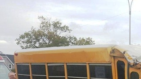 La parte derecha del autobús, incluida la puerta principal, quedó destruida.