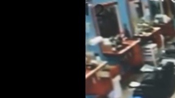 Video en YouTube muestra imágenes de seguridad cuando Diloné abraza al sujeto por la espalda y lo inmoviliza hasta la llegada de la Policía.