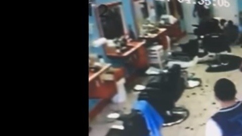 Video en YouTube muestra imágenes de seguridad cuando Diloné abraza al sujeto por la espalda y lo inmoviliza hasta la llegada de la Policía.