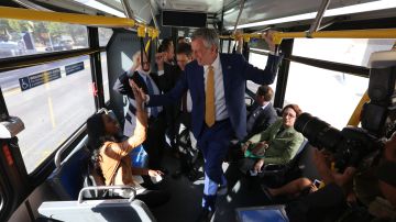 Alcalde Bill de Blasio ampliara los autobuses en la ciudad.