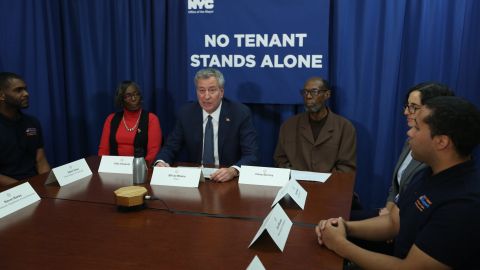 Alcalde Bill de Blasio anuncia un $ 1 million de dolares para abogados de inquilinos.