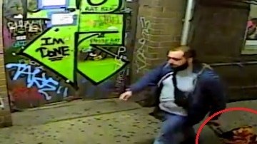 En las imágenes se ve a Ahmad Khan Rahimi arrastrando dos maletas con ruedas.