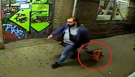En las imágenes se ve a Ahmad Khan Rahimi arrastrando dos maletas con ruedas.