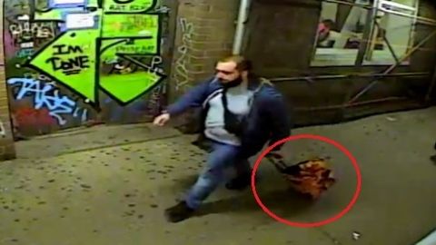 En las imágenes se ve a Ahmad Khan Rahimi arrastrando dos maletas con ruedas.