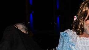 Bruce Willis y  Stephen J. Eads, su asistente, disfrazados de las gemelas protagonistas de la película de Kubrick.