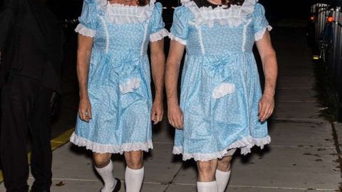 Bruce Willis y Stephen J. Eads, su asistente, disfrazados de las gemelas protagonistas de la película de Kubrick.