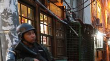 La mujer visitaba una favela.