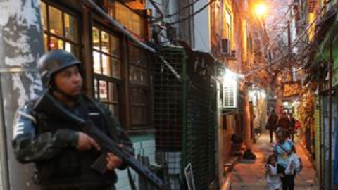 La mujer visitaba una favela.