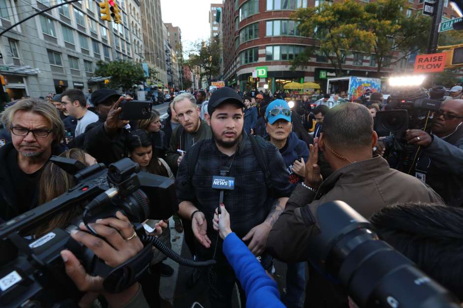 Testigo Ruben Cabrera habla con reporteros en la escena. Hombre que manejaba la camioneta de Home Depot mata a 8 personas en el ataque terrorista del Bajo Manhattan.