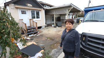 Maribel Torres regresa a la casa que ocupaba en 2012, donde vivio con su familia por 4 años. Sandy la dejo sin casa. A 5 años del huracan Sandy en Staten Island.