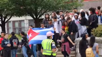 Estudiante protesta con la bandera cubana en mano, frente a la escuela secundaria Cliffside Park en Nueva Jersey.