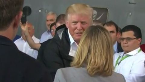 El presidente Trump no estuvo muy cómodo con el comentario de la alcaldesa Yulín Cruz.