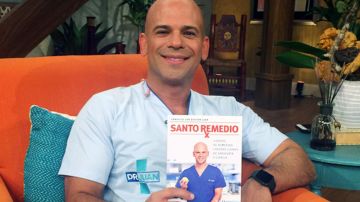 El doctor Juan Rivera con su libro Santo Remedio.